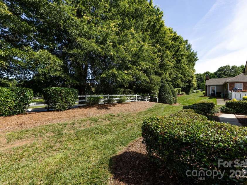 6811 Ledgestone Place, Charlotte, NC 28227.  MLS# CAR4272625, YatesRealty ID 27310. 