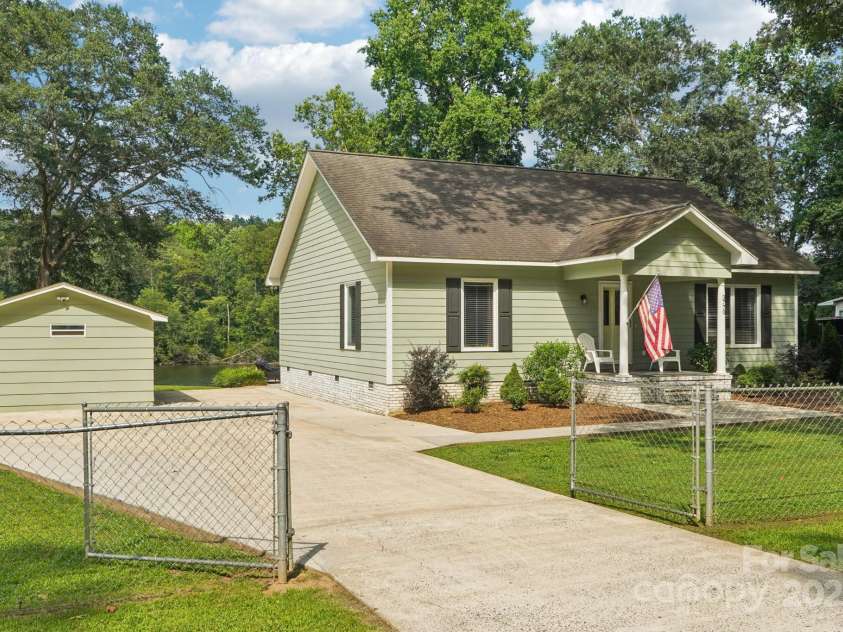3770 Buck Point Road, Catawba, NC 28609.  MLS# CAR4277174, YatesRealty ID 27311. Charming waterfront bungalow.