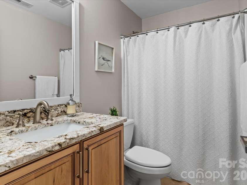 4950 River Hills Drive, Denver, NC 28037.  MLS# CAR4356776, YatesRealty ID 27312. 2nd En-suite Full Bath