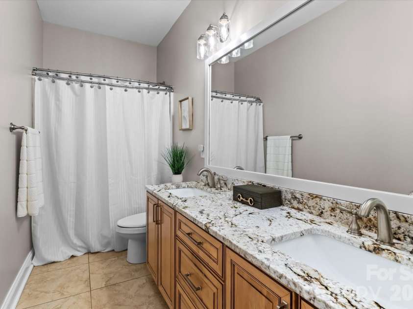 4950 River Hills Drive, Denver, NC 28037.  MLS# CAR4356776, YatesRealty ID 27312. Full Bath