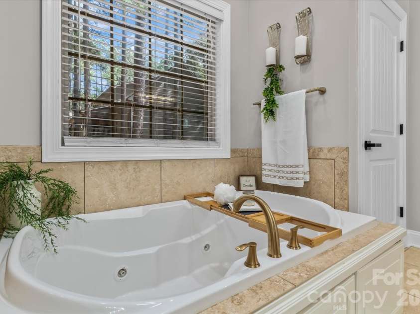 4950 River Hills Drive, Denver, NC 28037.  MLS# CAR4356776, YatesRealty ID 27312. Jetted Tub