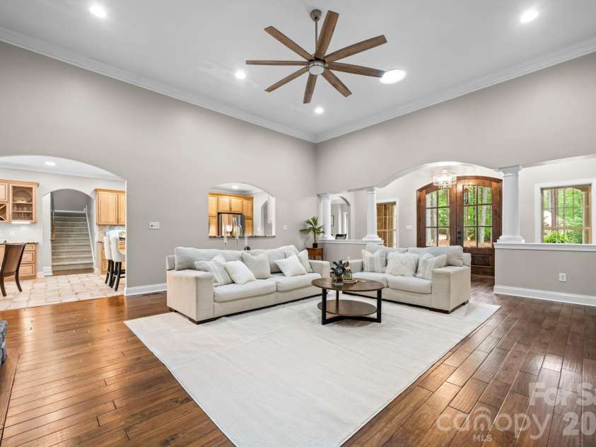 4950 River Hills Drive, Denver, NC 28037.  MLS# CAR4356776, YatesRealty ID 27312. Light-Filled Great Room