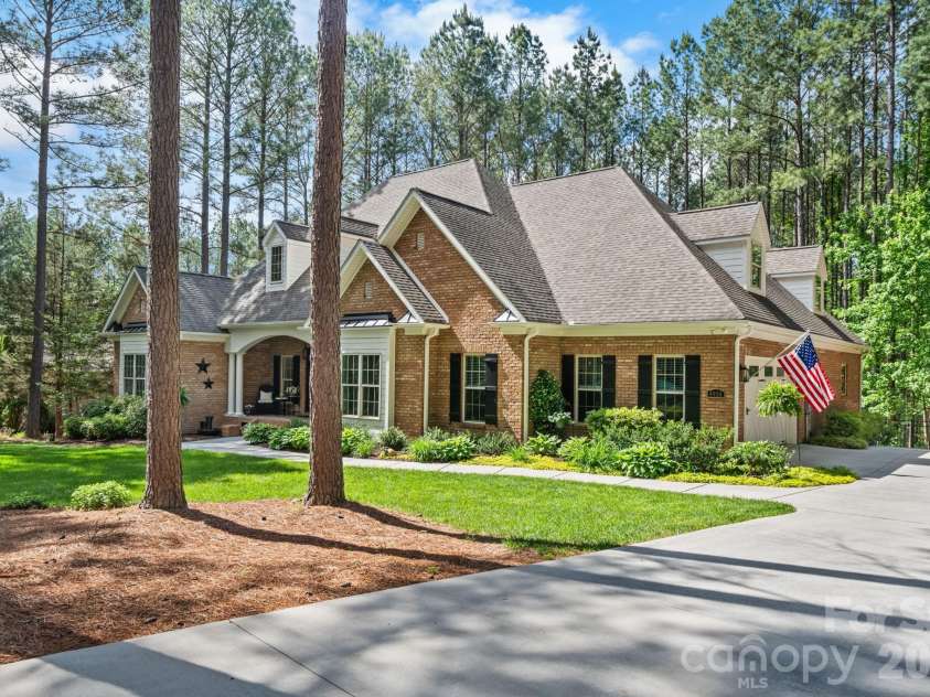 4950 River Hills Drive, Denver, NC 28037.  MLS# CAR4356776, YatesRealty ID 27312. Luxury, Space & Main-Level Living