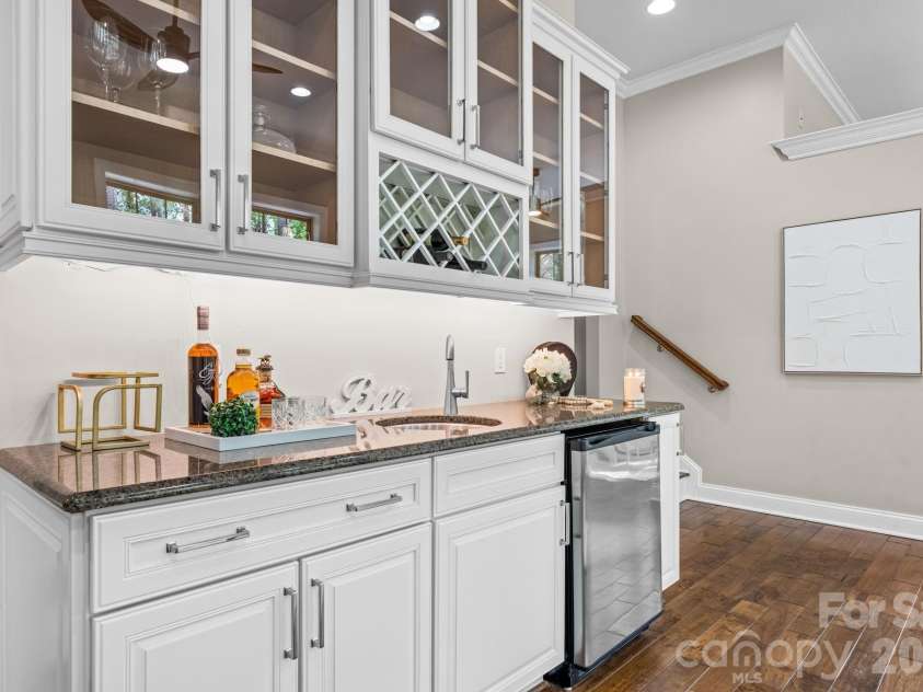 4950 River Hills Drive, Denver, NC 28037.  MLS# CAR4356776, YatesRealty ID 27312. Wet Bar @ Lounge