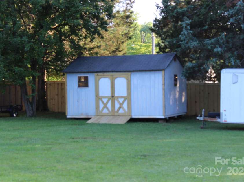 1421 Thompson Avenue, Charlotte, NC 28216.  MLS# CAR4259124, YatesRealty ID 27317. 12 x 16 wired storage building