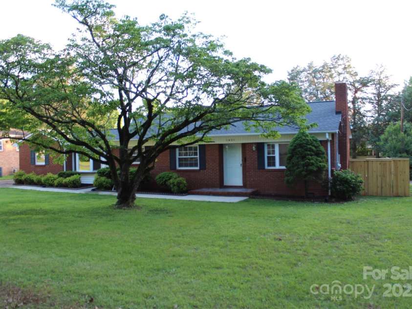 1421 Thompson Avenue, Charlotte, NC 28216.  MLS# CAR4259124, YatesRealty ID 27317. 