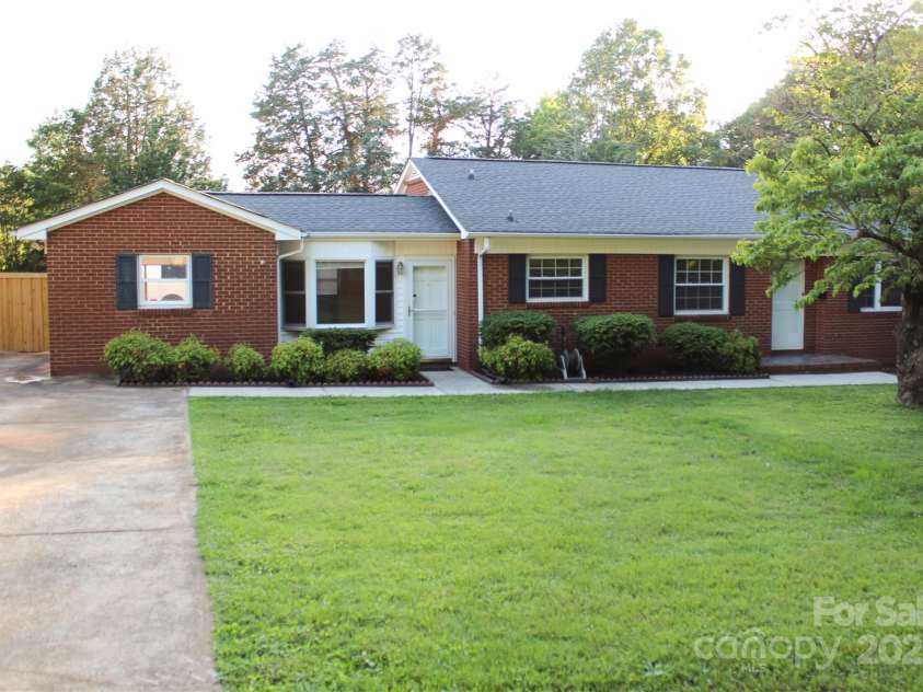 1421 Thompson Avenue, Charlotte, NC 28216.  MLS# CAR4259124, YatesRealty ID 27317. 