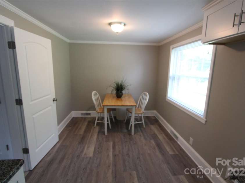 1421 Thompson Avenue, Charlotte, NC 28216.  MLS# CAR4259124, YatesRealty ID 27317. Breakfast nook