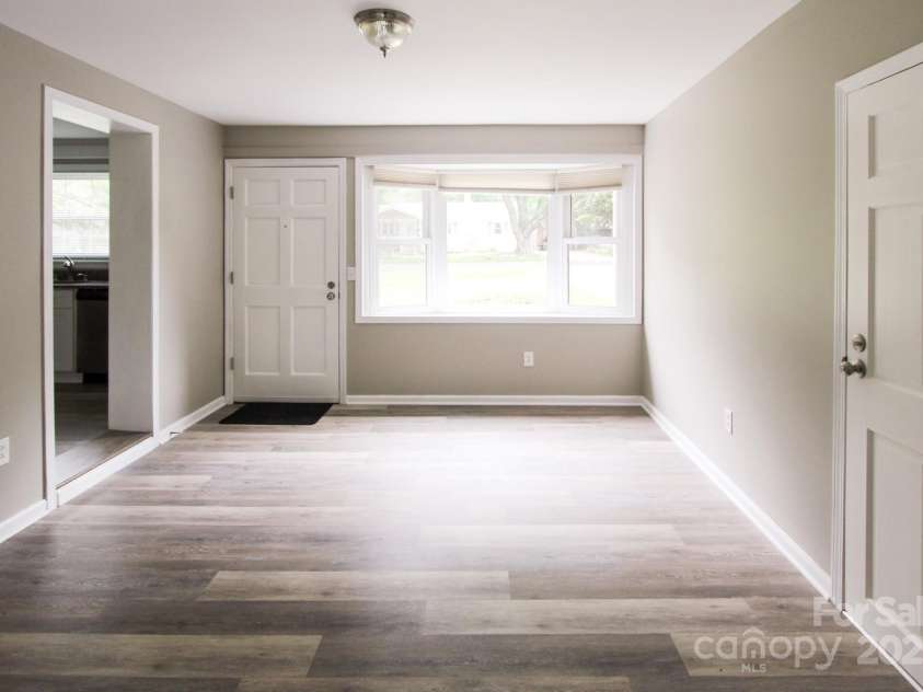 1421 Thompson Avenue, Charlotte, NC 28216.  MLS# CAR4259124, YatesRealty ID 27317. Dinning room