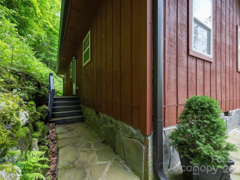 79 Jeffrey Lane, Waynesville, NC 28785.  MLS# CAR4258245, YatesRealty ID 27319. 