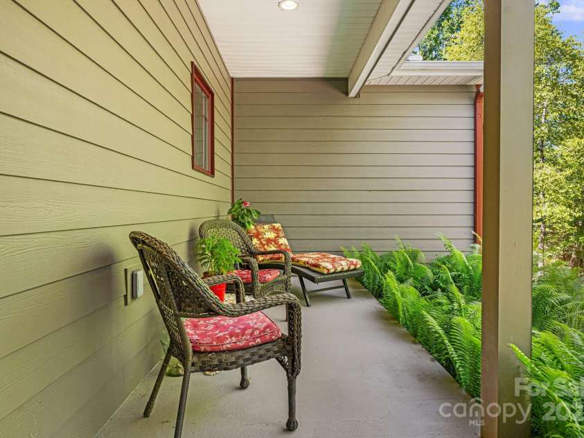 411 Alta Circle, Hendersonville, NC 28739.  MLS# CAR4250586, YatesRealty ID 2732. 