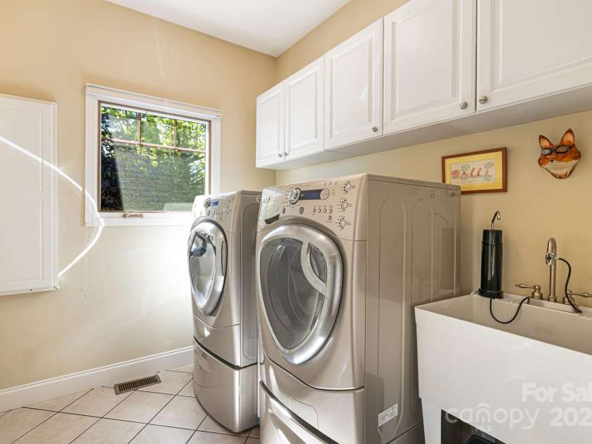 411 Alta Circle, Hendersonville, NC 28739.  MLS# CAR4250586, YatesRealty ID 2732. 