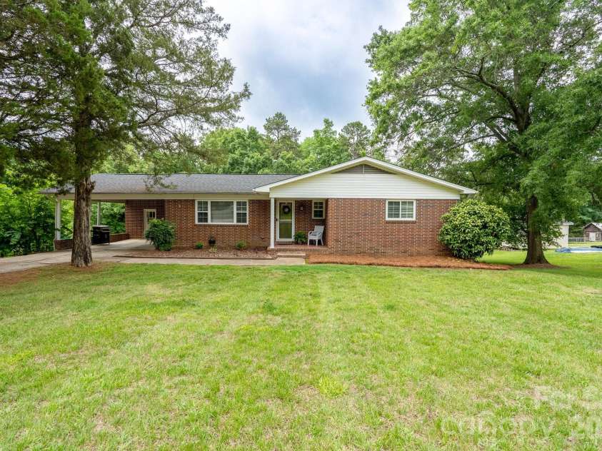 1018 Kentucky Street, Kannapolis, NC 28083.  MLS# CAR4386943, YatesRealty ID 27321. 