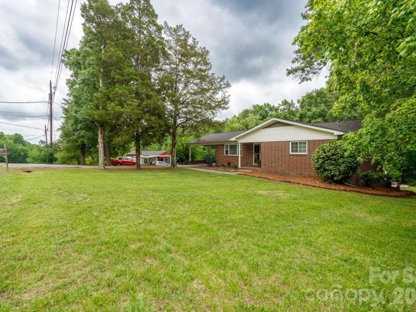 1018 Kentucky Street, Kannapolis, NC 28083.  MLS# CAR4386943, YatesRealty ID 27321. 