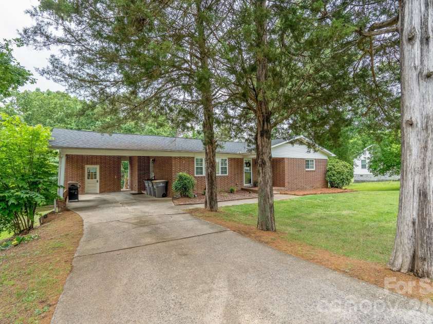 1018 Kentucky Street, Kannapolis, NC 28083.  MLS# CAR4386943, YatesRealty ID 27321. 