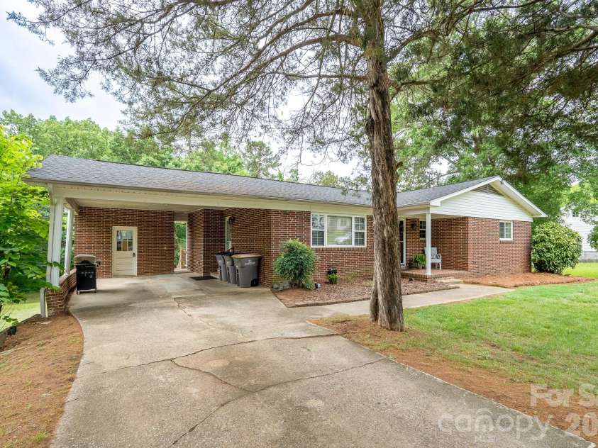 1018 Kentucky Street, Kannapolis, NC 28083.  MLS# CAR4386943, YatesRealty ID 27321. 