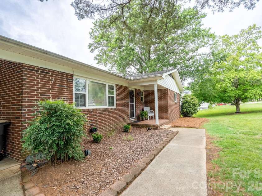 1018 Kentucky Street, Kannapolis, NC 28083.  MLS# CAR4386943, YatesRealty ID 27321. 