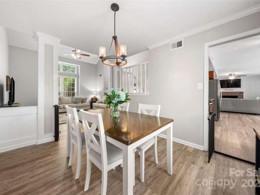 13101 Seascape Lane, Charlotte, NC 28278.  MLS# CAR4276893, YatesRealty ID 27322. Dinning