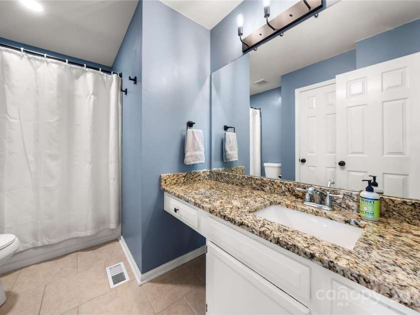 13101 Seascape Lane, Charlotte, NC 28278.  MLS# CAR4276893, YatesRealty ID 27322. Full second bath