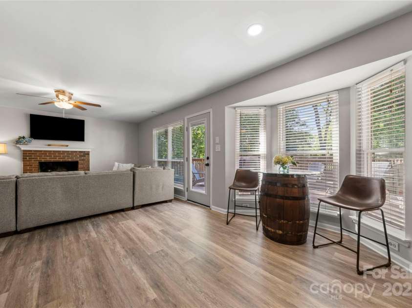 13101 Seascape Lane, Charlotte, NC 28278.  MLS# CAR4276893, YatesRealty ID 27322. Living room area off kitchen