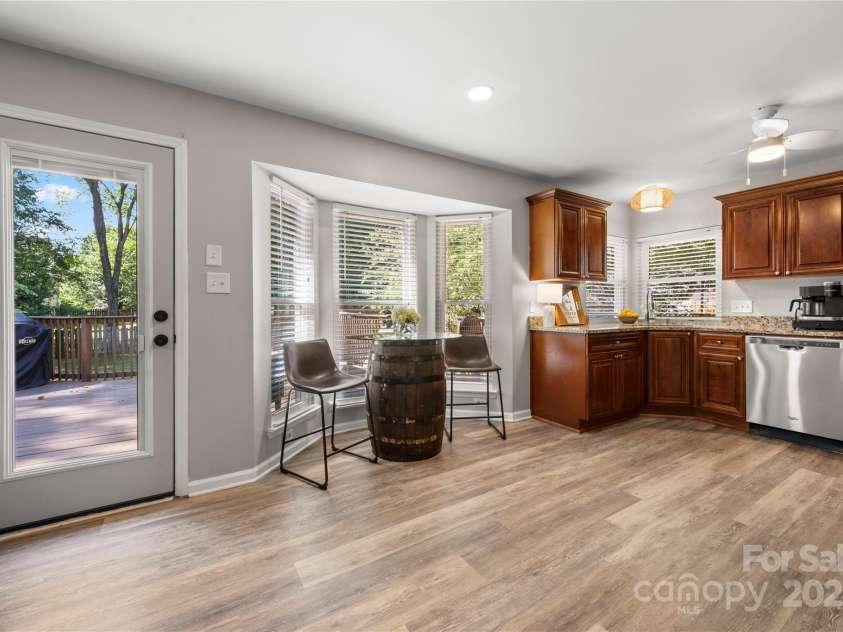 13101 Seascape Lane, Charlotte, NC 28278.  MLS# CAR4276893, YatesRealty ID 27322. Open kitchen