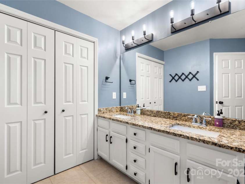 13101 Seascape Lane, Charlotte, NC 28278.  MLS# CAR4276893, YatesRealty ID 27322. Primary bath