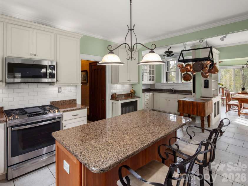 436 Vanderbilt Road, Biltmore Forest, NC 28803.  MLS# CAR4383346, YatesRealty ID 27322. 