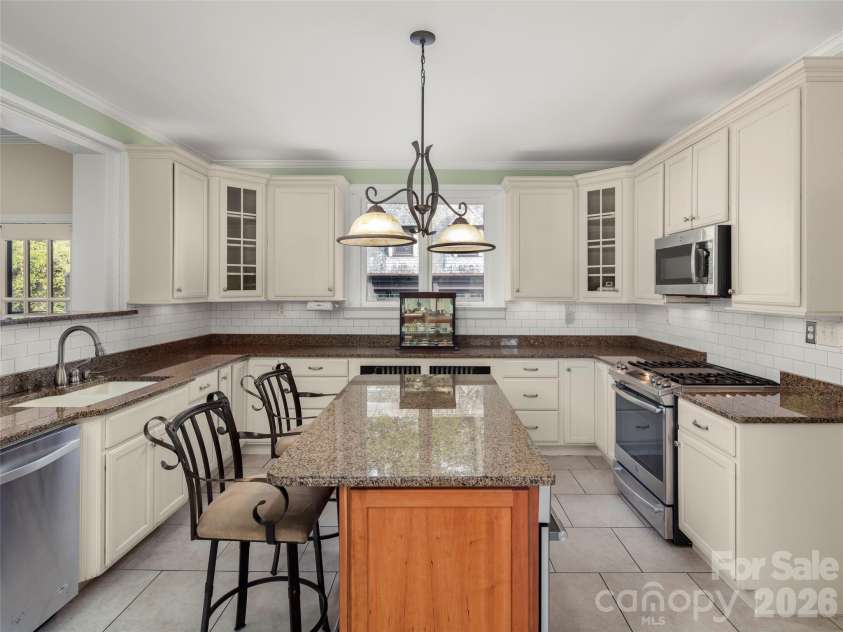 436 Vanderbilt Road, Biltmore Forest, NC 28803.  MLS# CAR4383346, YatesRealty ID 27322. 