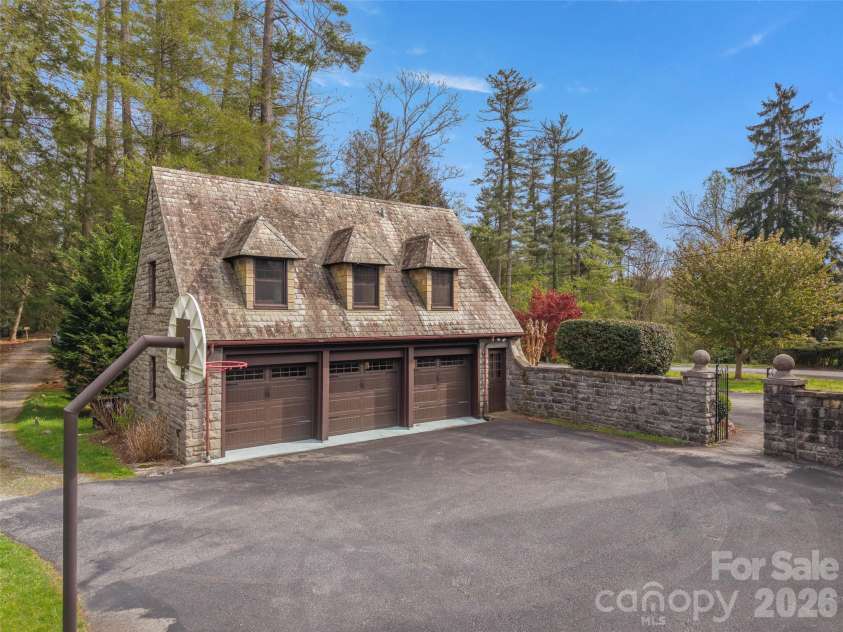 436 Vanderbilt Road, Biltmore Forest, NC 28803.  MLS# CAR4383346, YatesRealty ID 27322. 