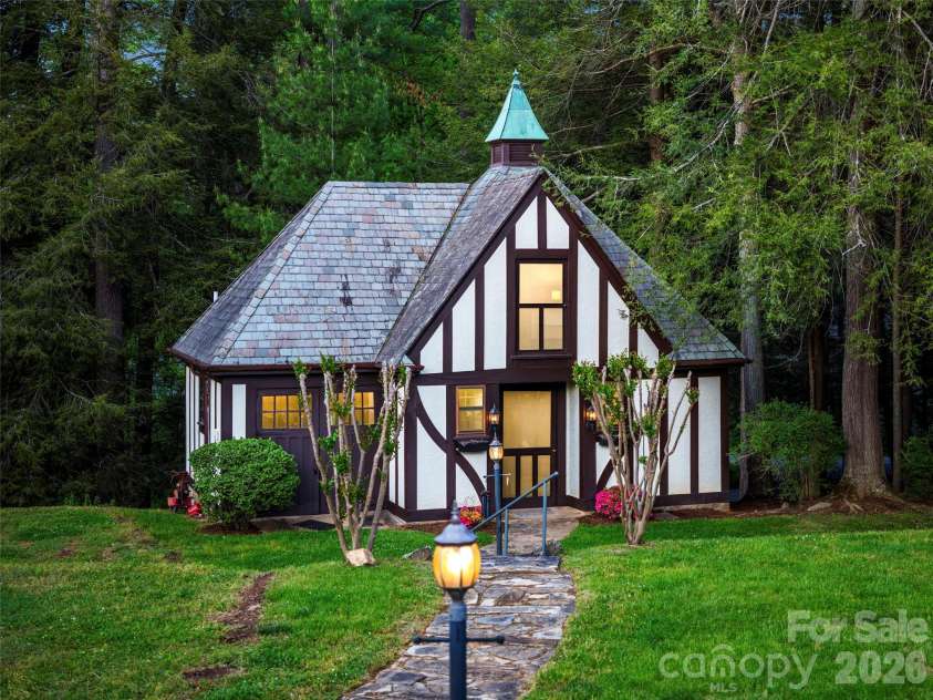 436 Vanderbilt Road, Biltmore Forest, NC 28803.  MLS# CAR4383346, YatesRealty ID 27322. 