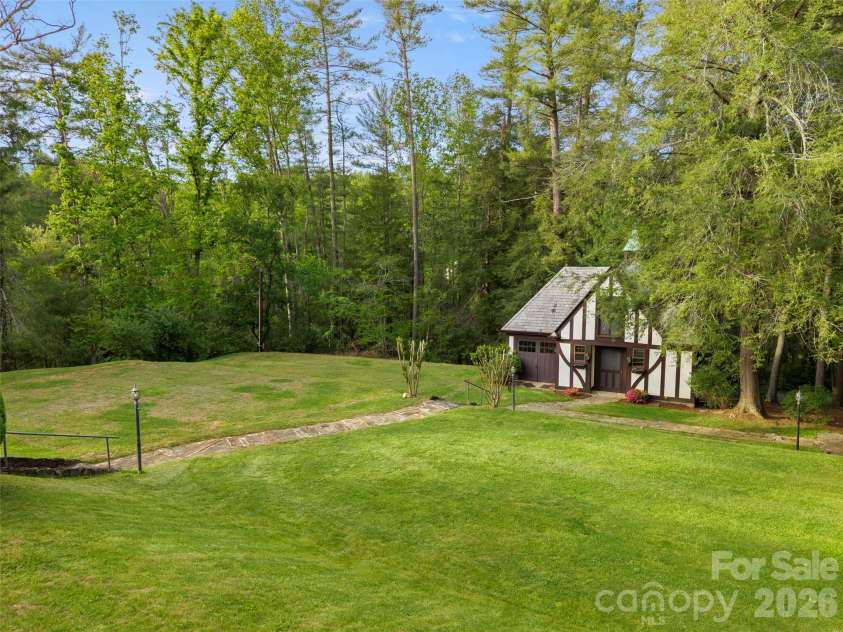 436 Vanderbilt Road, Biltmore Forest, NC 28803.  MLS# CAR4383346, YatesRealty ID 27322. 