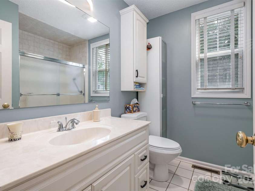 168 Columns Circle, Shelby, NC 28150.  MLS# CAR4282317, YatesRealty ID 27323. Ensuite bathroom