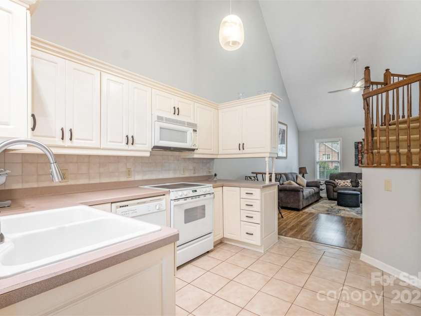 168 Columns Circle, Shelby, NC 28150.  MLS# CAR4282317, YatesRealty ID 27323. Tile backsplash and updated lighting