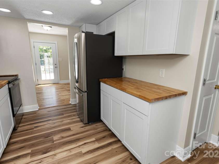 233 Youngs Cove Road, Candler, NC 28715.  MLS# CAR4277512, YatesRealty ID 27324. 