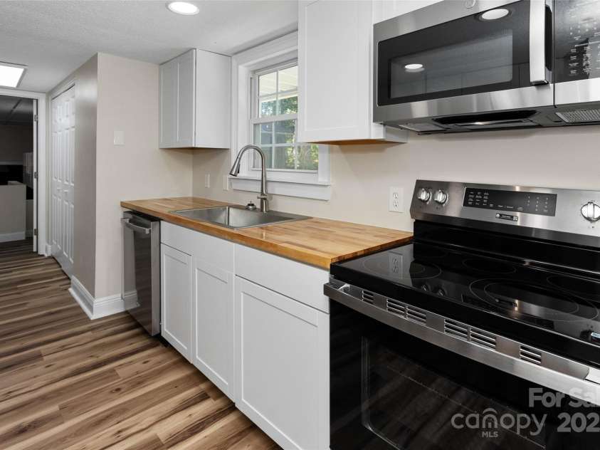 233 Youngs Cove Road, Candler, NC 28715.  MLS# CAR4277512, YatesRealty ID 27324. 