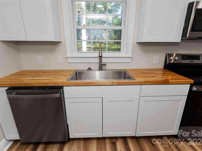 233 Youngs Cove Road, Candler, NC 28715.  MLS# CAR4277512, YatesRealty ID 27324. 