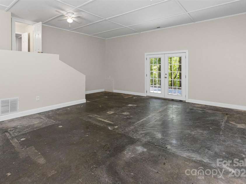 233 Youngs Cove Road, Candler, NC 28715.  MLS# CAR4277512, YatesRealty ID 27324. 