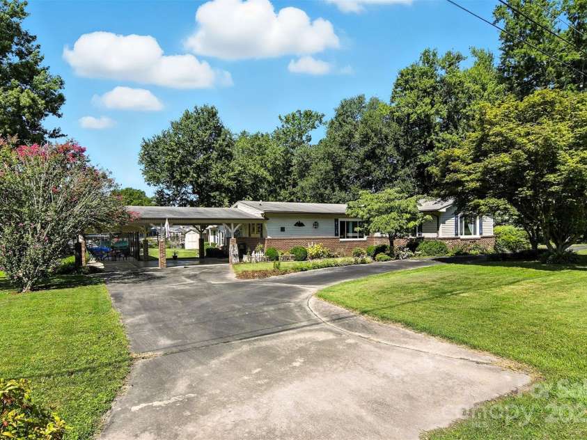 120 Crow Creek Drive, Lexington, NC 27292.  MLS# CAR4281430, YatesRealty ID 27326. 