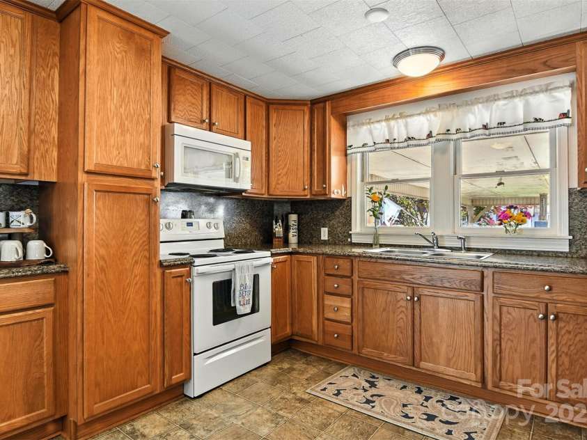 120 Crow Creek Drive, Lexington, NC 27292.  MLS# CAR4281430, YatesRealty ID 27326. 