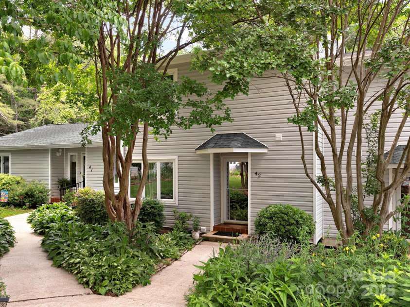 42 Hollybrook Drive, Asheville, NC 28803.  MLS# CAR4256176, YatesRealty ID 27329. Beautifully cared for townhouse in the desirable Hollybrook community of South Asheville