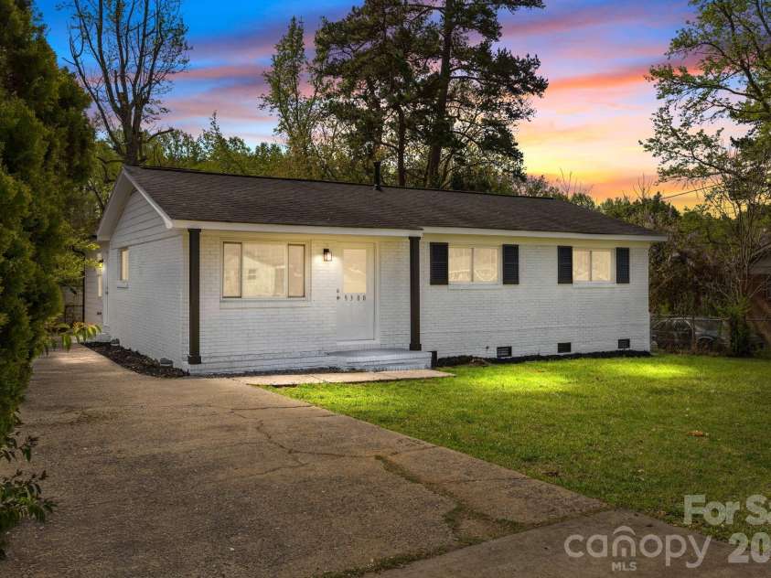 9300 Edgevale Drive, Charlotte, NC 28216.  MLS# CAR4407154, YatesRealty ID 27330. 