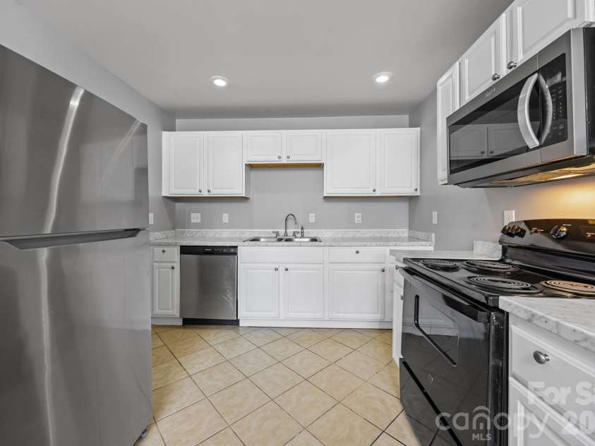 9300 Edgevale Drive, Charlotte, NC 28216.  MLS# CAR4407154, YatesRealty ID 27330. 