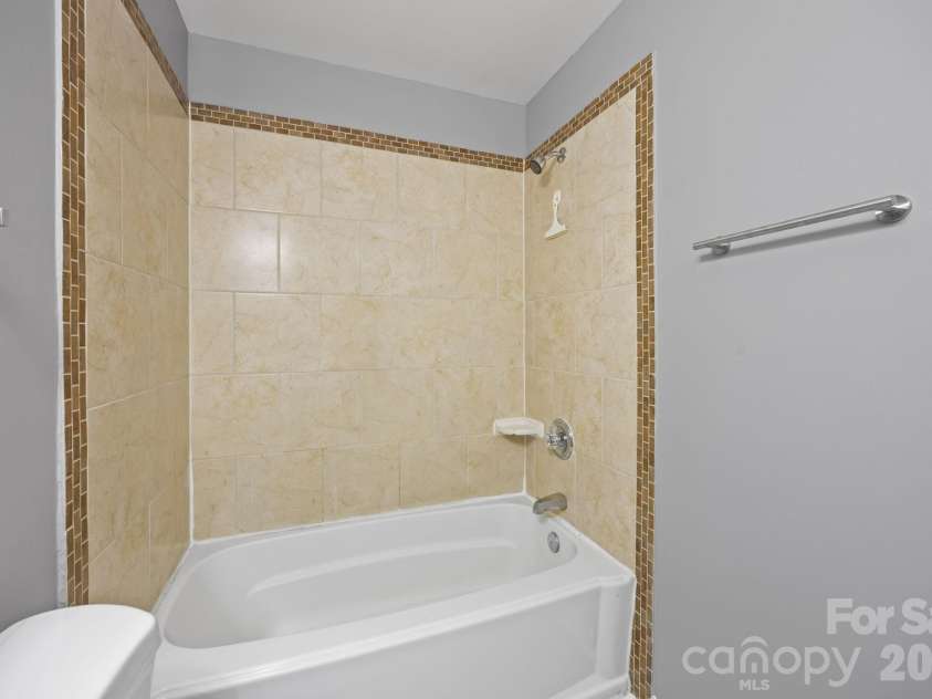 9300 Edgevale Drive, Charlotte, NC 28216.  MLS# CAR4407154, YatesRealty ID 27330. 