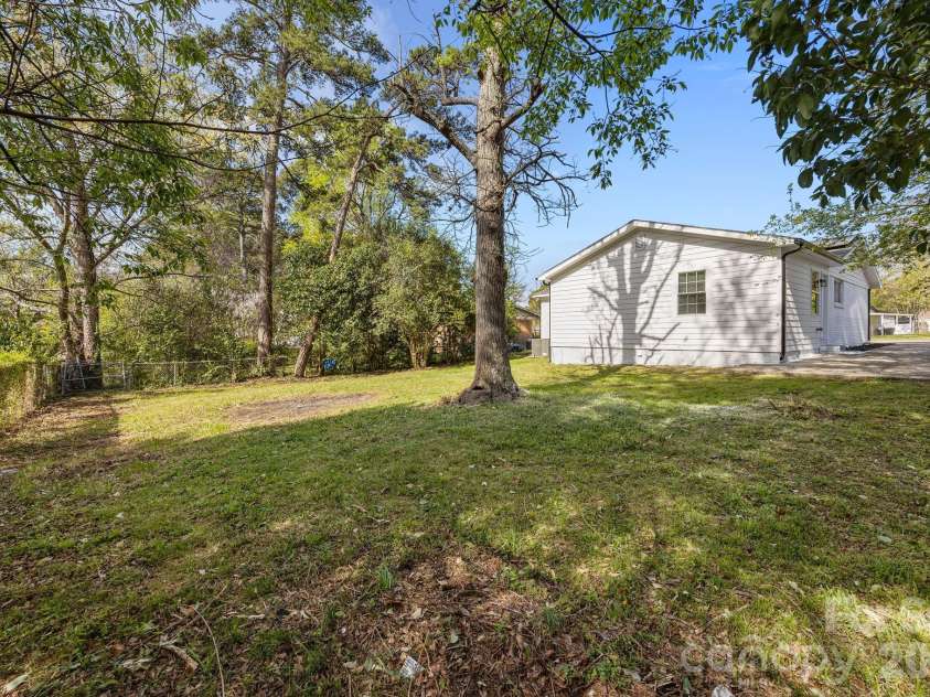 9300 Edgevale Drive, Charlotte, NC 28216.  MLS# CAR4407154, YatesRealty ID 27330. 