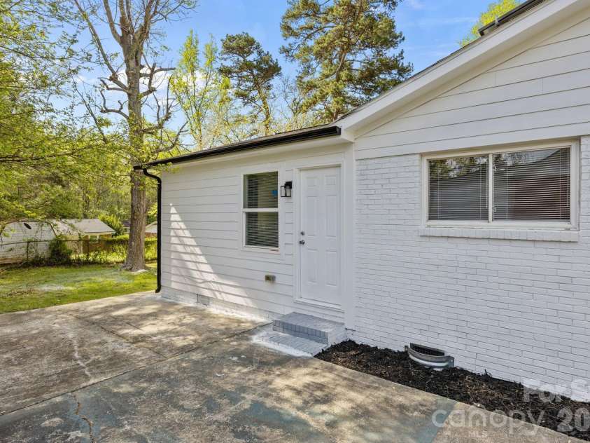 9300 Edgevale Drive, Charlotte, NC 28216.  MLS# CAR4407154, YatesRealty ID 27330. 
