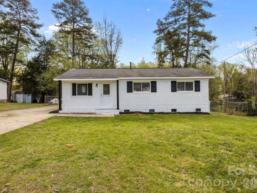 9300 Edgevale Drive, Charlotte, NC 28216.  MLS# CAR4407154, YatesRealty ID 27330. 