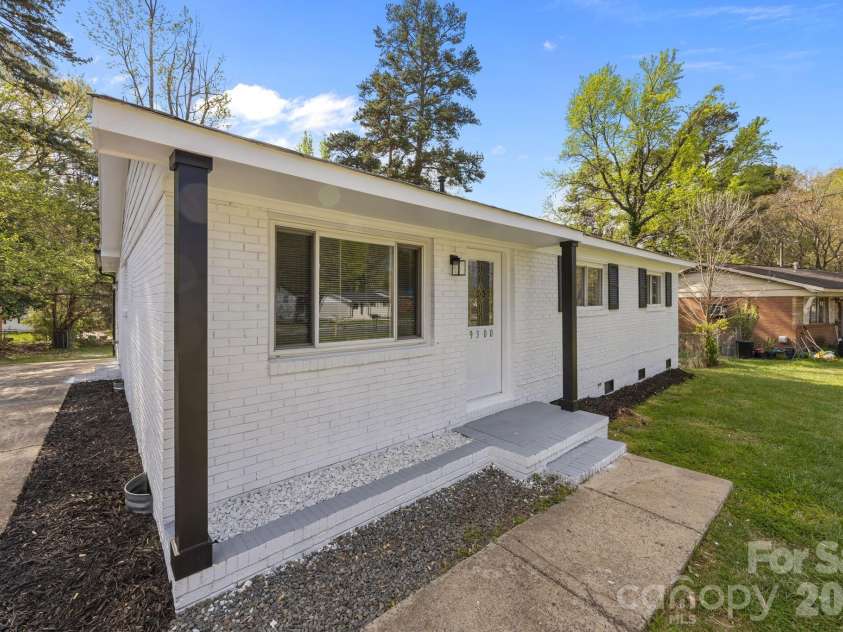 9300 Edgevale Drive, Charlotte, NC 28216.  MLS# CAR4407154, YatesRealty ID 27330. 