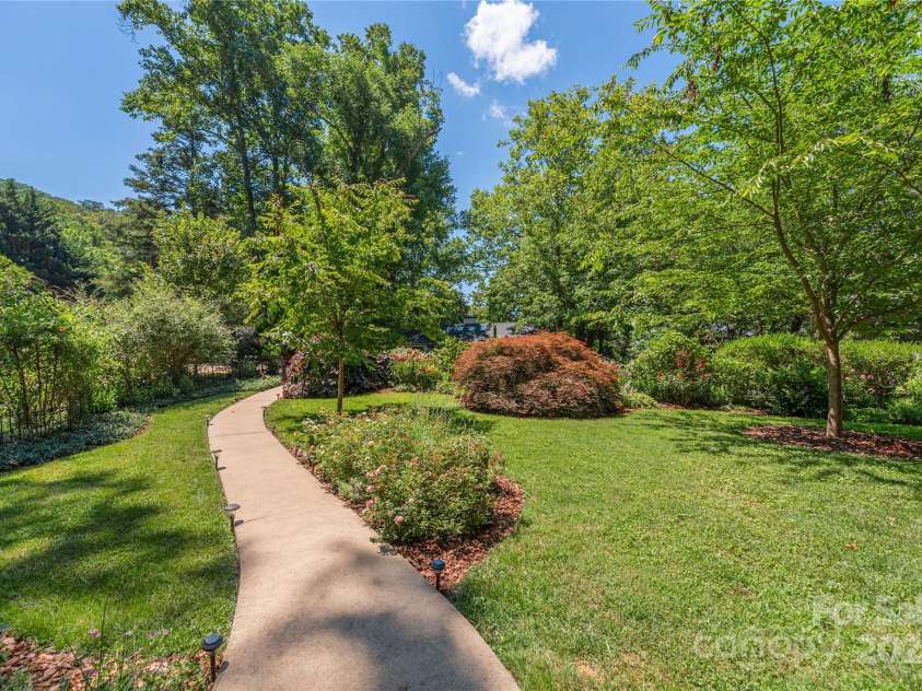 24 Woodcrest Road, Asheville, NC 28804.  MLS# CAR4280607, YatesRealty ID 27334. 