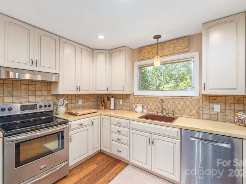 24 Woodcrest Road, Asheville, NC 28804.  MLS# CAR4280607, YatesRealty ID 27334. 