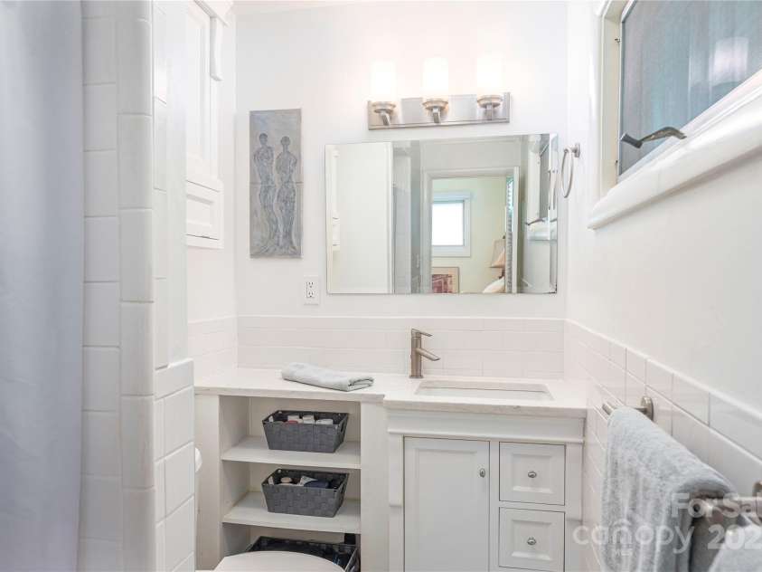 24 Woodcrest Road, Asheville, NC 28804.  MLS# CAR4280607, YatesRealty ID 27334. 